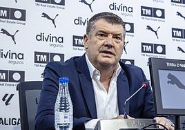 Ron Gourlay, en rueda de prensa.