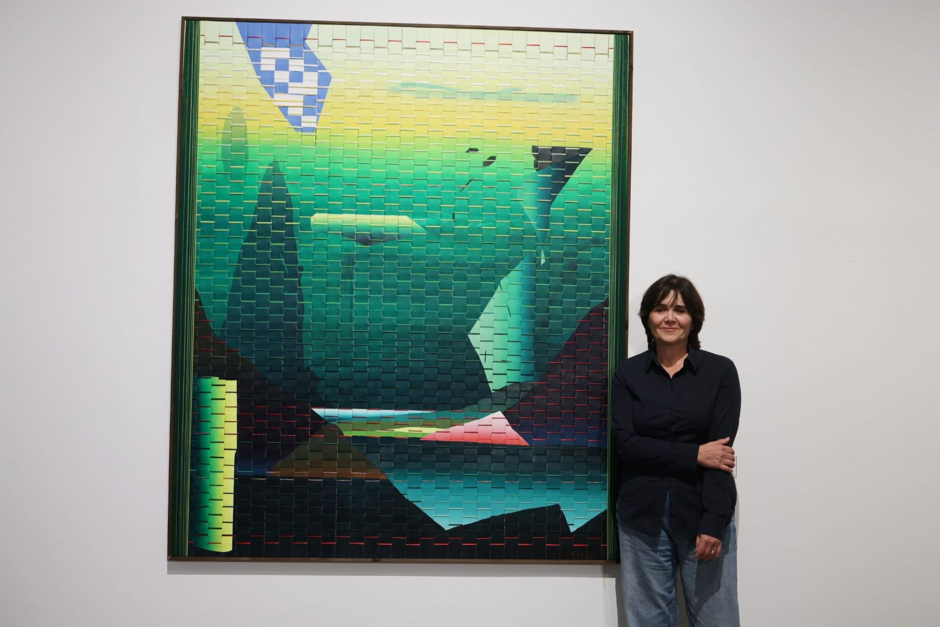 La ganadora, Mónica Jover, junto a su obra.