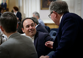 Pérez Llorca atiende las explicaciones del Letrado Mayor de Les Corts, Paco Visiedo.