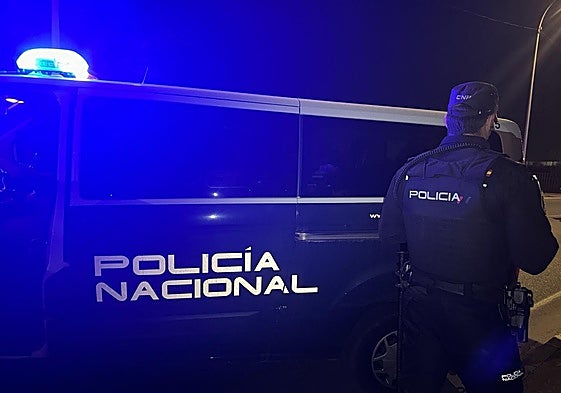 Un policía nacional junto a un furgón.