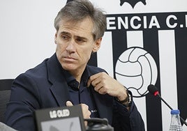 Miguel Ángel Corona, durante una rueda de prensa del Valencia.