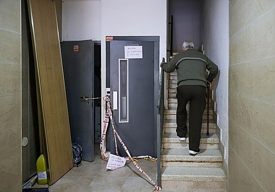 Un ascensor averiado de una finca en Paiporta, en una imagen de archivo.