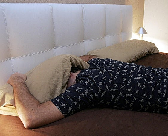 Un hombre intentando dormir