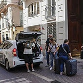 Imagen de turistas a su llegada al centro de Valencia