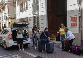 Imagen de turistas a su llegada al centro de Valencia