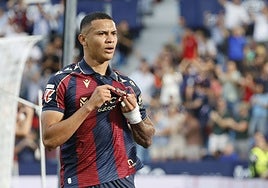 Kervin Arriaga se señala el escudo del Levante.