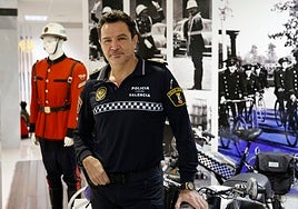 El nuevo comisario principal de la Policía Local de Valencia, Ángel Albendín, en el museo del cuerpo.