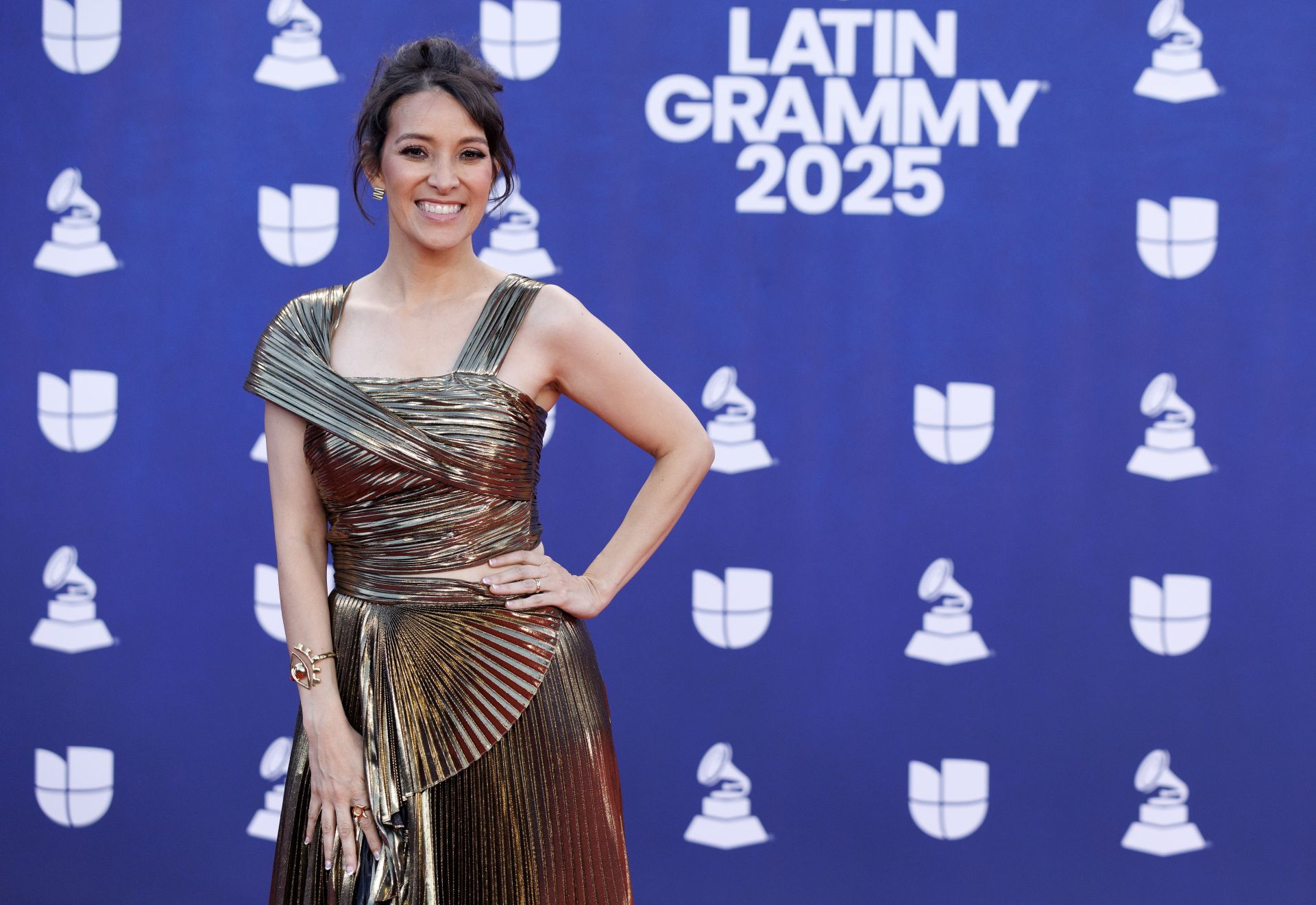 Los looks más impactantes de la alfombra roja de los Latin Grammy 2025
