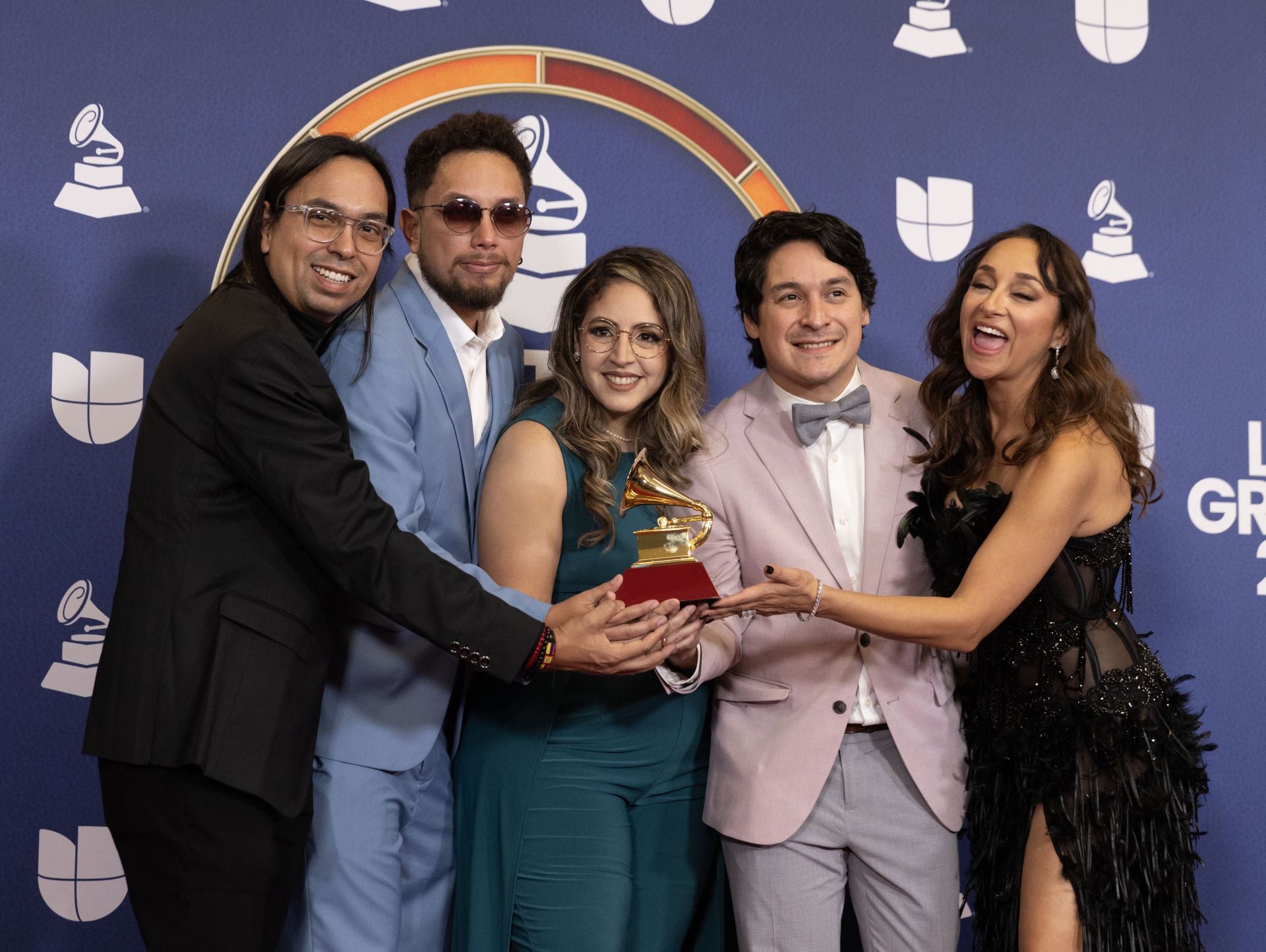 Los looks más impactantes de la alfombra roja de los Latin Grammy 2025