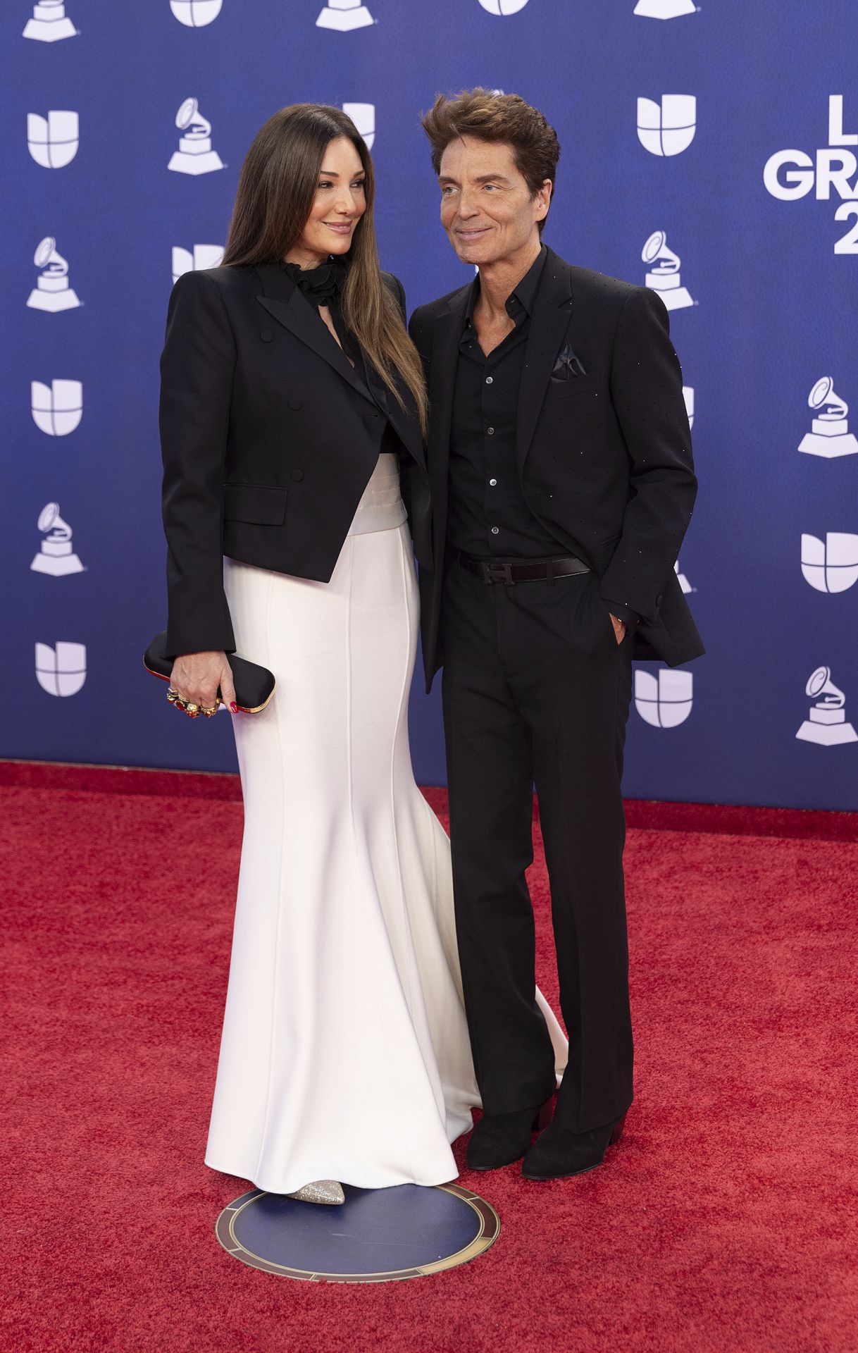 Los looks más impactantes de la alfombra roja de los Latin Grammy 2025