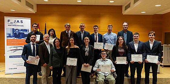 Foto de familia de premiados, becados, patronos y miembros de ETSICCP UPV en la ceremonia de la Fundación Juan Arizo de esta edición.