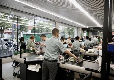 Mercadona ofrece formación remunerada y un sueldo de 2.280 euros por trabajar de cajero en sus supermercados