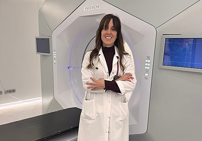 Doctora Paula Santamaría, médica adjunta del Servicio de Oncología Radioterápica del IVO.