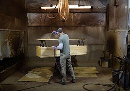 Un trabajador en una fábrica.