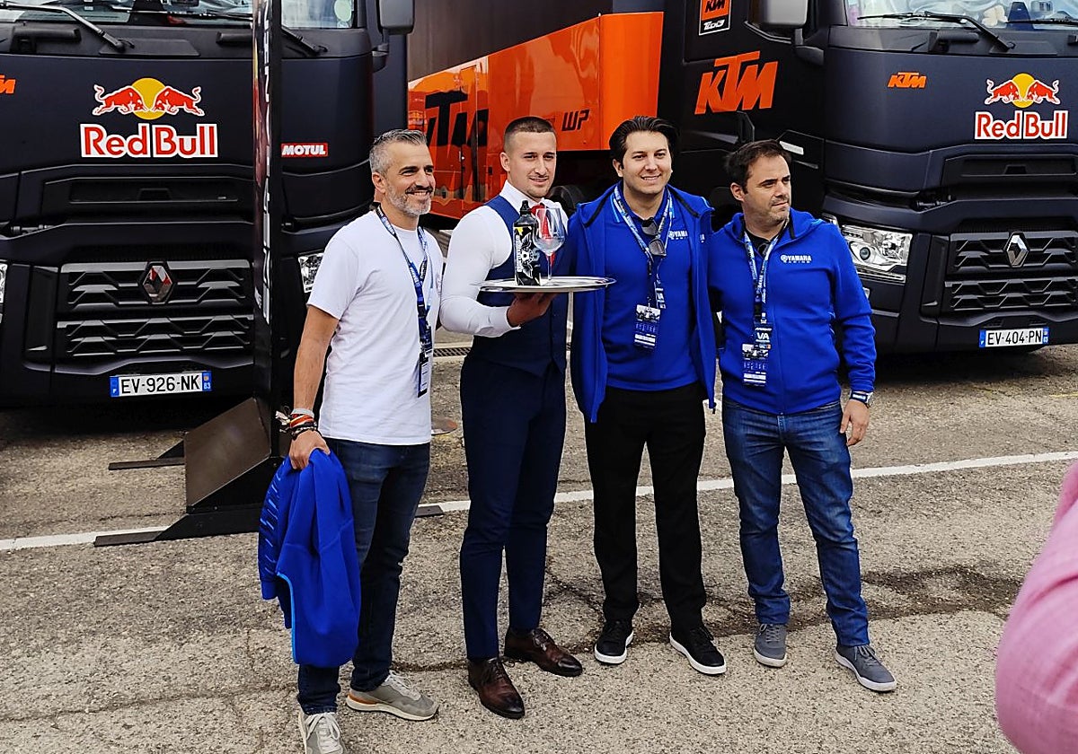 Cristian Ventura atiende a seguidores en el paddock del Circuit Ricardo Tormo.