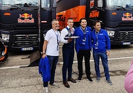 Cristian Ventura atiende a seguidores en el paddock del Circuit Ricardo Tormo.