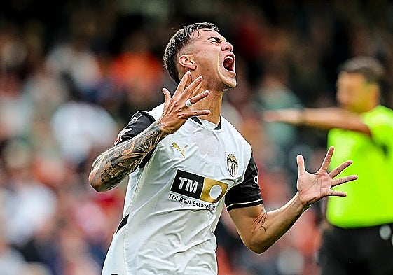 Enzo Barrenechea, durante un partido en su etapa con el Valencia.