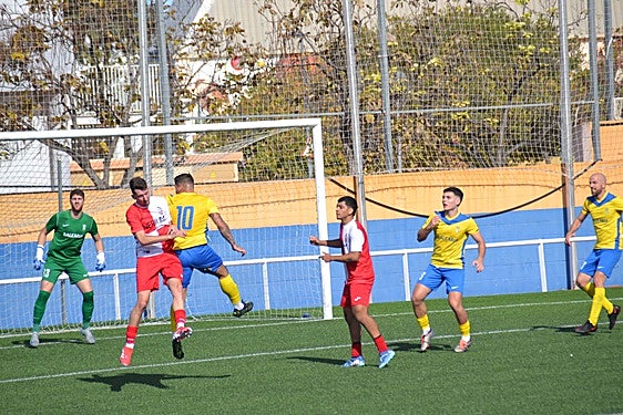 Un defensa del Dénia ante el Llutxent.