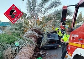 Los bomberos durante las labores de excarcelación.