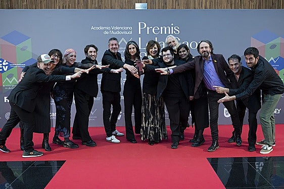 Los grandes triunfadores de la velada, con Avelina Prat en el centro.