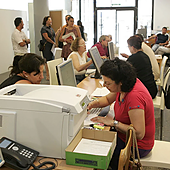 Atención a público en una oficina municipal.