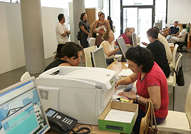 Atención a público en una oficina municipal.