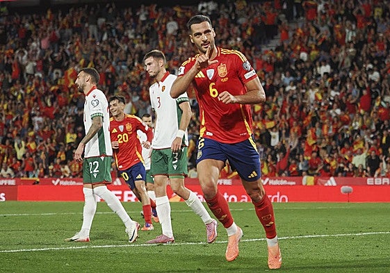 Mikel Merino celebra su gol ante Bulgaria.