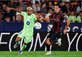 Pablo Martínez, en una acción con Lamine Yamal.