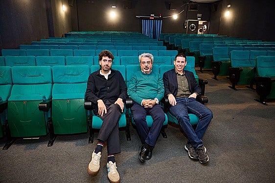 Guillem Beltrán López y Leví Navarro, los nuevos gestores de los Babel, flanquean a Antonio Such, fundador de los multicines de la calle Sancho Tello de Valencia.