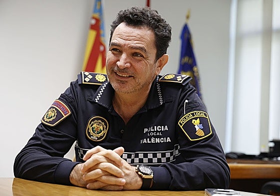 El nuevo comisario principal de la Policía Local de Valencia, Ángel Albendín, durante su entrevista con LAS PROVINCIAS.