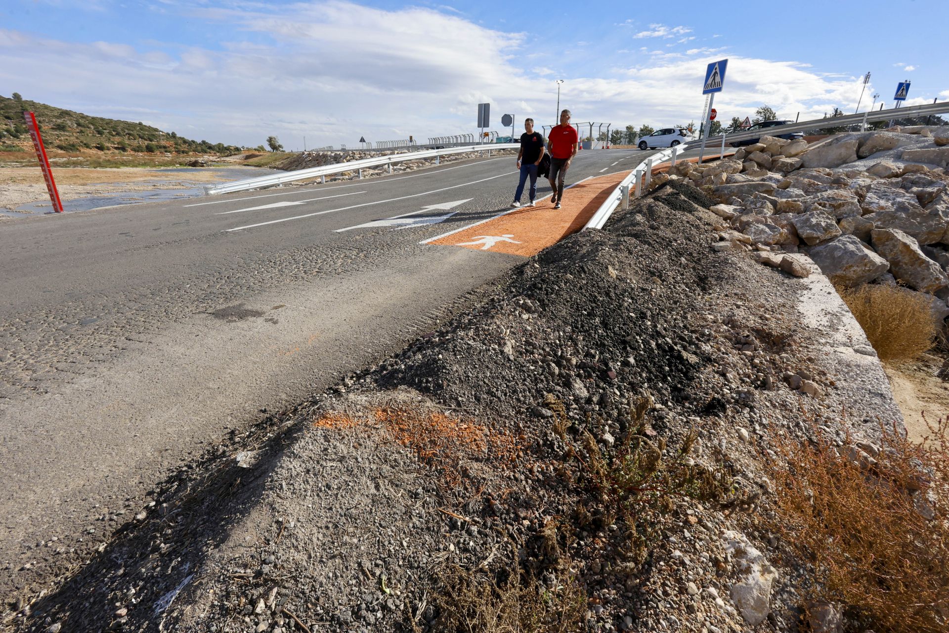 Fotos: El Gobierno mete a miles de personas por el barranco del Poyo para llegar al Circuit de Cheste