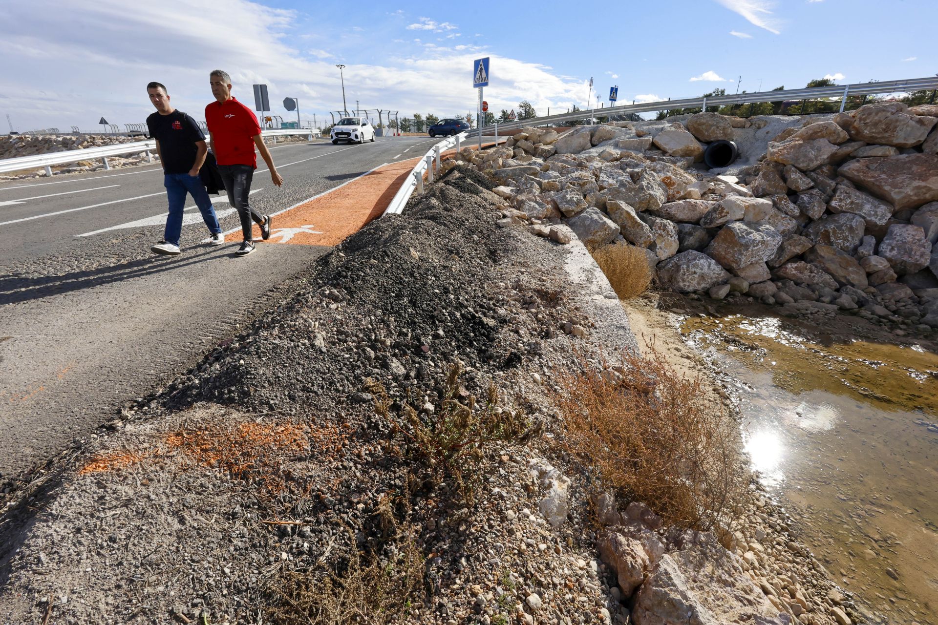 Fotos: El Gobierno mete a miles de personas por el barranco del Poyo para llegar al Circuit de Cheste
