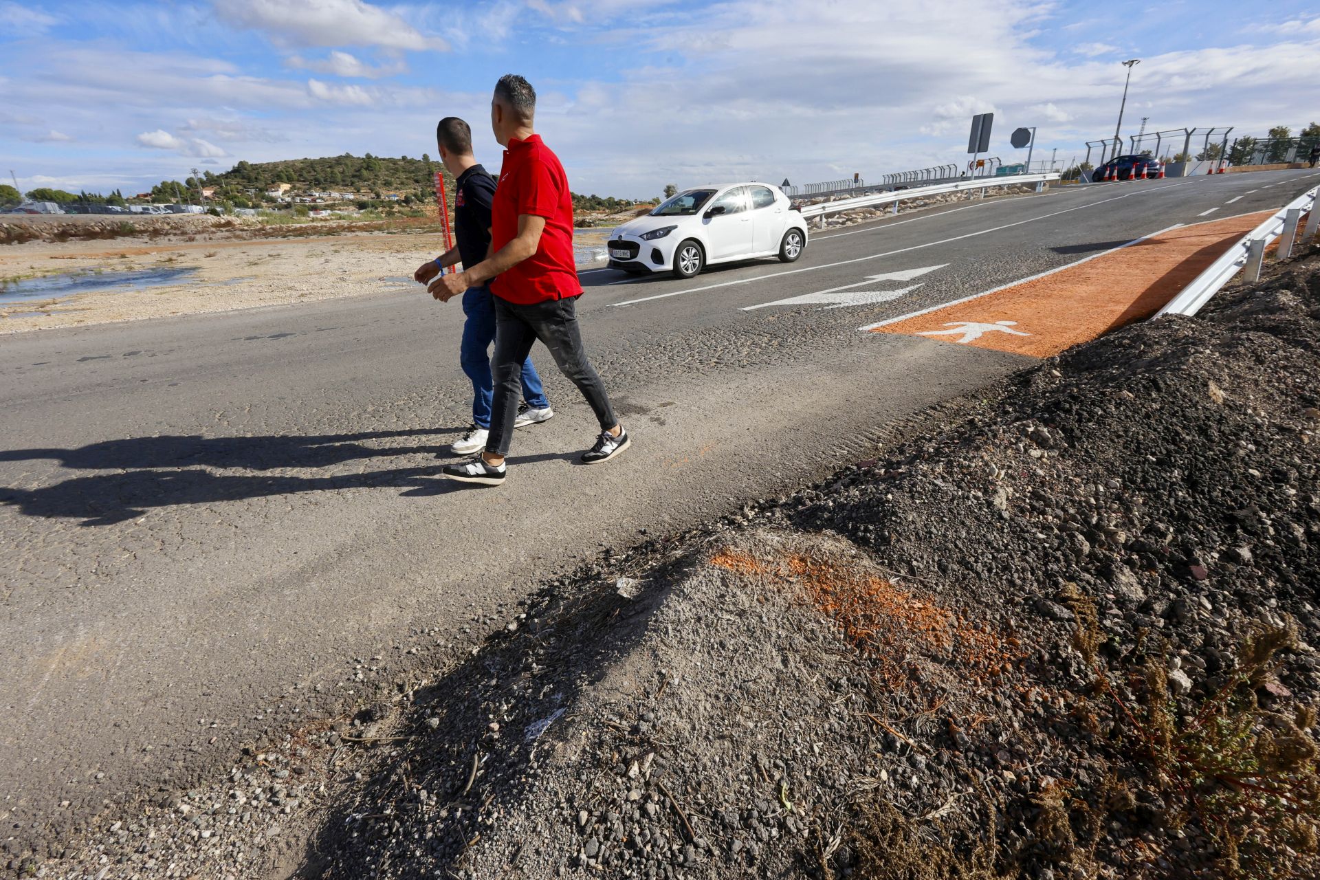 Fotos: El Gobierno mete a miles de personas por el barranco del Poyo para llegar al Circuit de Cheste