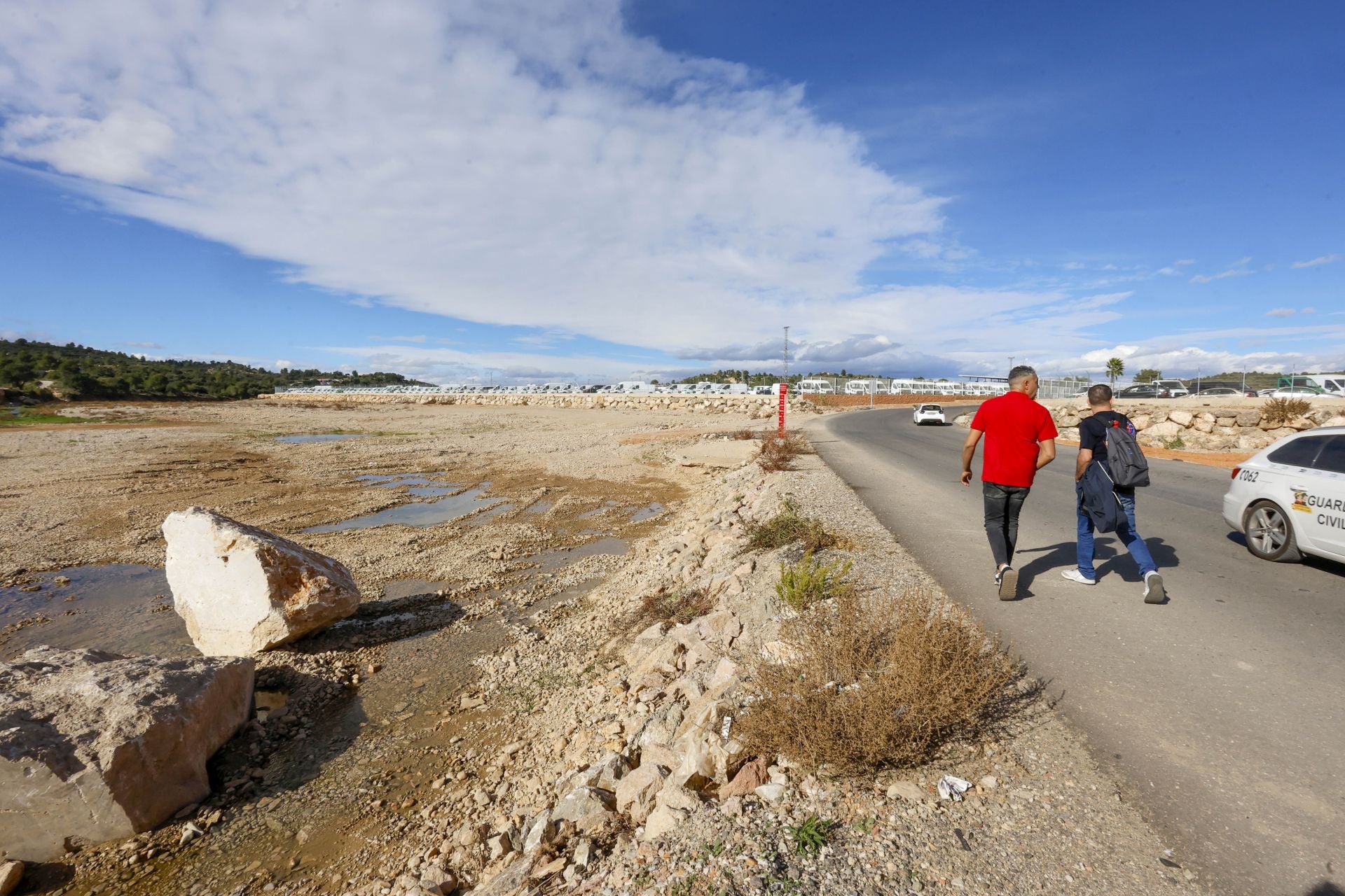 Fotos: El Gobierno mete a miles de personas por el barranco del Poyo para llegar al Circuit de Cheste