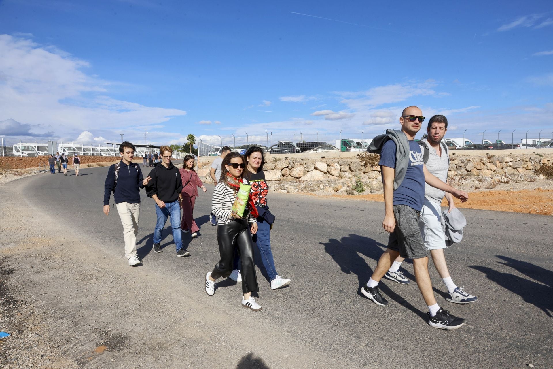 Fotos: El Gobierno mete a miles de personas por el barranco del Poyo para llegar al Circuit de Cheste