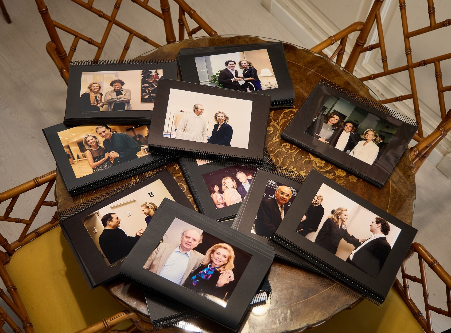 Una muestra de las fotografías y recuerdos de su paso por el Palau y de sus fotos con directores de orquesta.