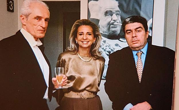 Con el director Gustav Leonard y el profesor Ramón Almazán, su tercer marido. «Me enamoró su inteligencia».