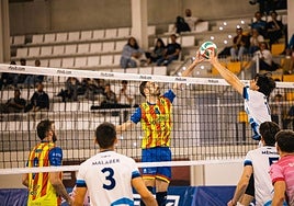 Duelo en la red entre Javi Monfort y Arquez.