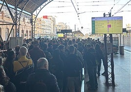 Pasajeros esperando en la Estación del Norte para ir al Circuit Ricardo Tormo.