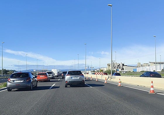 Inicio de las retenciones en la A-3 durante la mañana de este sábado.