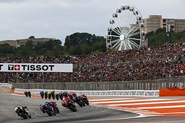 Las gradas del Circuit Ricardo Tormo de Cheste, repletas ante el paso de las MotoGP.