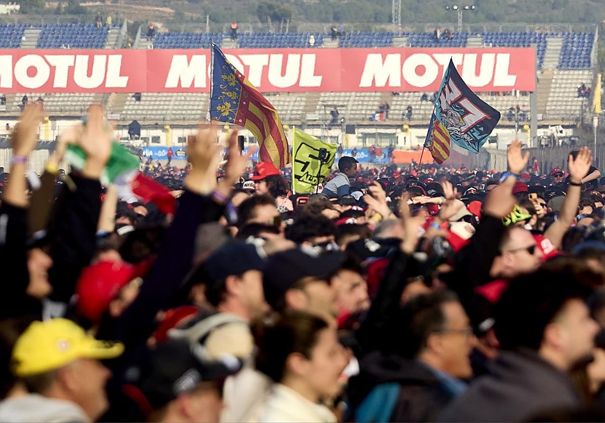 La invasión de pista tras la carrera de MotoGP.