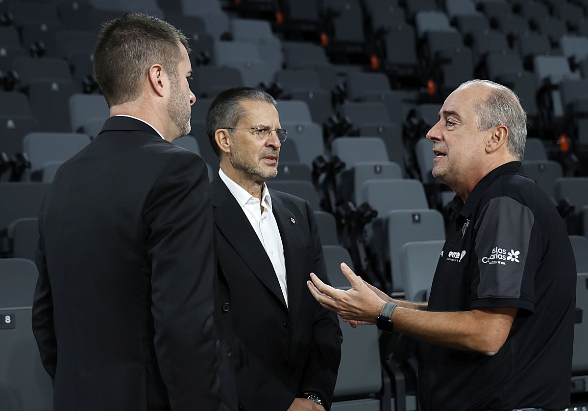 Txus Vidorreta, a la derecha, charla con Luis Arbalejo y Pedro Martínez antes del partido entre el Valencia Basket y La Laguna Tenerife.