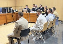 A la izquierda, de espaldas, el condenado por dos tentativas de homicidio a tiros en Sueca.