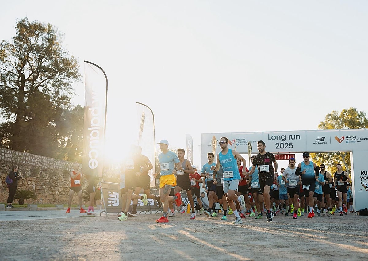 Imagen secundaria 1 - La Fundación Pequeño Deseo recibe 7.500 euros de la New Balance Long Run Maratón Valencia