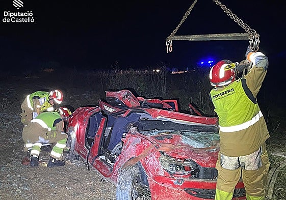Dos muertos y tres heridos tras caer un coche desde un puente en Benassal