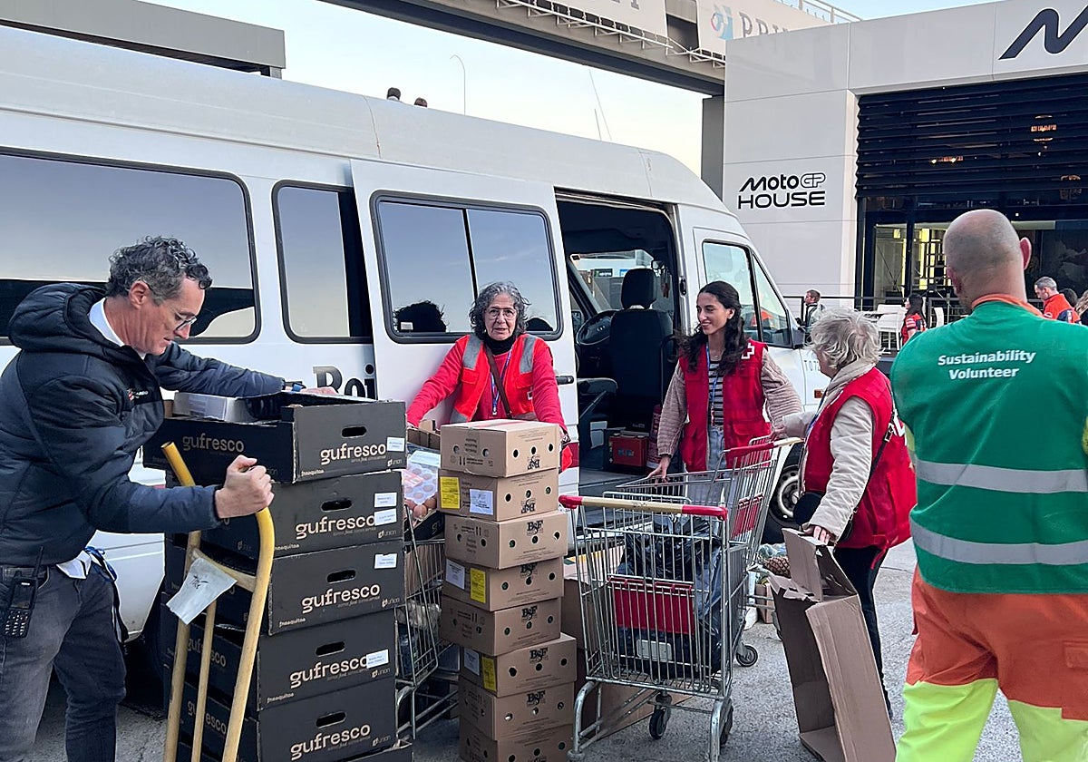 Integrantes de Cruz Roja, durante la recogida de la comida en el Circuit.