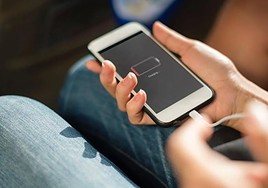 José Ángel Cuadrado Roca, experto en tecnología: «Dejar que la batería del móvil se agote por completo está acortando su vida útil»