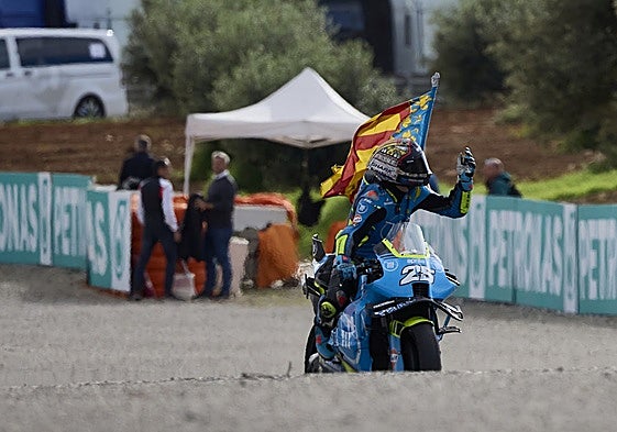 Raúl Fernández, con la senyera tras acabar segundo en la carrera de MotoGP.