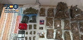 Droga y dinero requisado en esta operación.